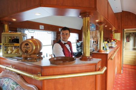 Bar im Salonwagen Foto: DNV-Tours