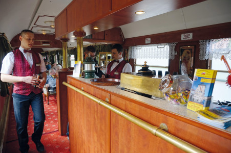 Bar im Salonwagen Foto: DNV-Tours