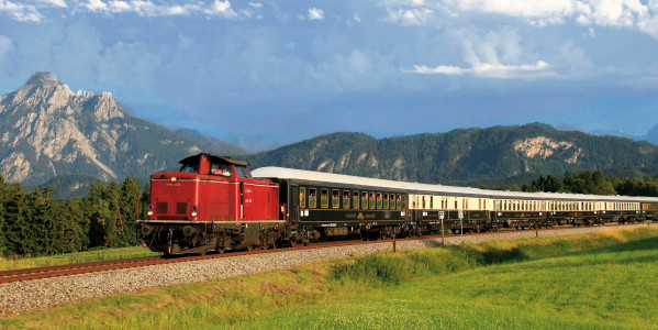 Classic Courier vor Bergpanorama Foto: Andreas Ege