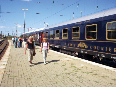 Classic Courier am Bahnsteig Foto:DNV-Tours