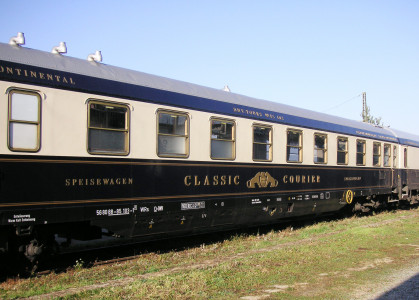 Classic Courier Wagen am Gleis Foto: DNV-Tours
