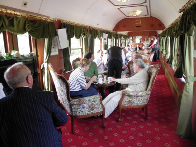 Salonwagen mit Gästen Foto: DNV-Tours