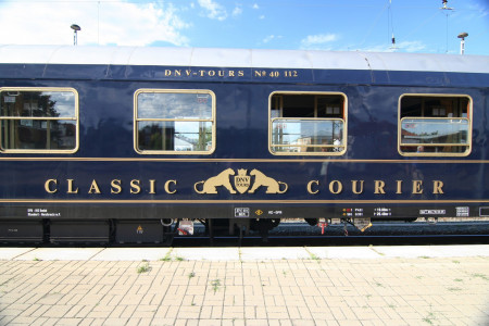 CLASSIC COURIER Wagen am Bahnsteig Foto: DNV-Tours