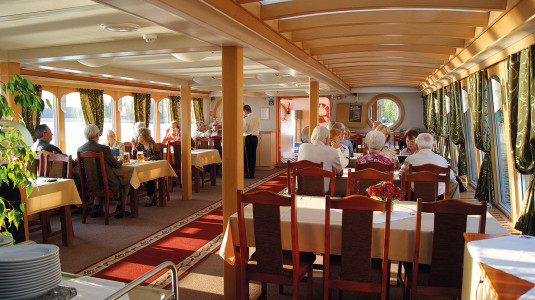 Restaurant mit Gästen auf der Classic Lady Foto: DNV-Tours