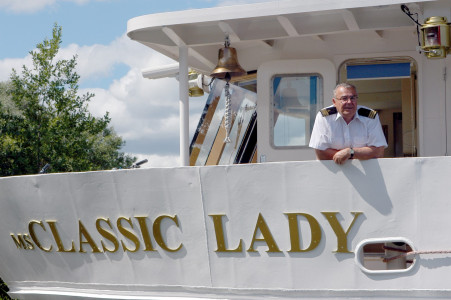 MS Classic Lady mit Kapitain Foto: DNV-Tours