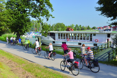 Radlervor dem Schiff in Masuren Foto: C.J. Broenner
