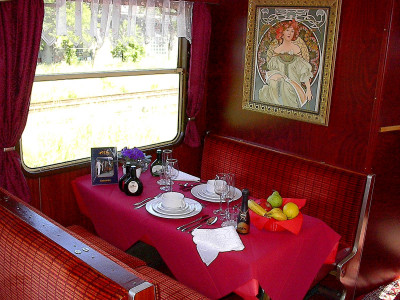 Roter Speisewagen mit eingedecktem Tisch Foto: DNV-Tours