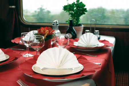 Festlich gedeckter Tisch im roten Speisewagen Foto: DNV-Tours