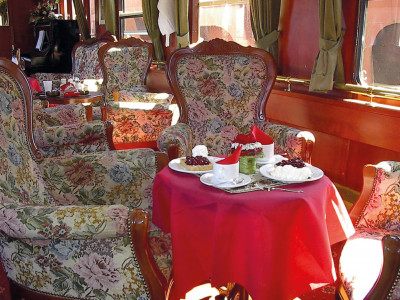 Gedeck mit Waffeln im Salonwagen Foto: DNV-Tours