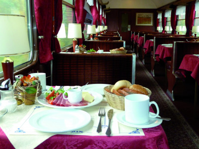 Frühstück im roten Speisewagen Foto: DNV-Tours