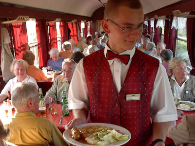 Kellner im roten Speisewagen Foto: DNV-Tours