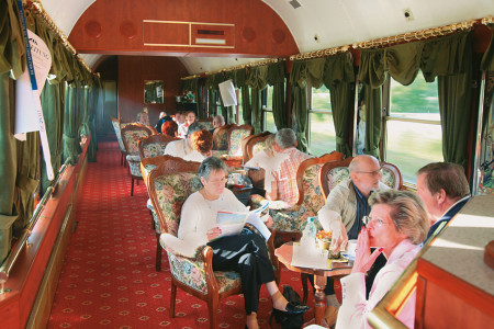 Salonwagen mit Gästen Foto: DNV-Tours